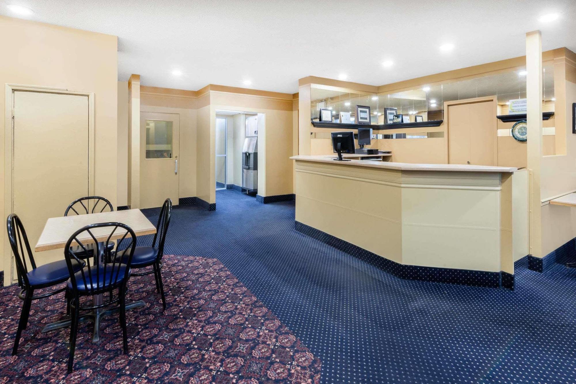 Super 8 By Wyndham Thunder Bay Motel Екстериор снимка